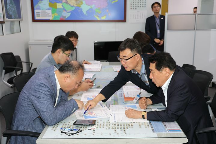 [양산=뉴시스] 나동연 시장이 국토교통부 철도국을 방문해 지역 현안사업에 대한 정부 지원을 요청하고 있다. (사진=양산시 제공) 2025.09.15. photo@newsis.com *재판매 및 DB 금지