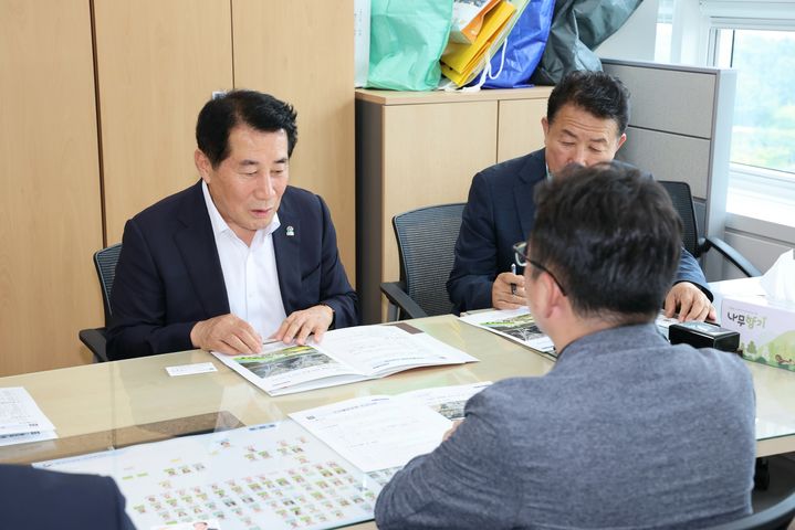 [양산=뉴시스] 나동연 시장이 행정안전부 지방재정국을 방문해 지역 현안사업에 대한 정부 지원을 요청하고 있다. (사진=양산시 제공) 2025.09.15. photo@newsis.com *재판매 및 DB 금지