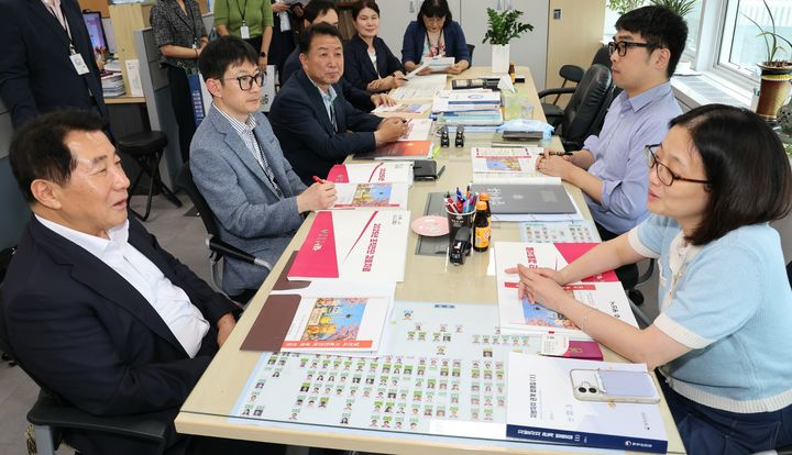 [양산=뉴시스] 나동연 시장이 행정안전부 자치분권제도과를 방문해 지역 현안사업에 대한 정부 지원을 요청하고 있다. (사진=양산시 제공) 2025.09.15. photo@newsis.com *재판매 및 DB 금지