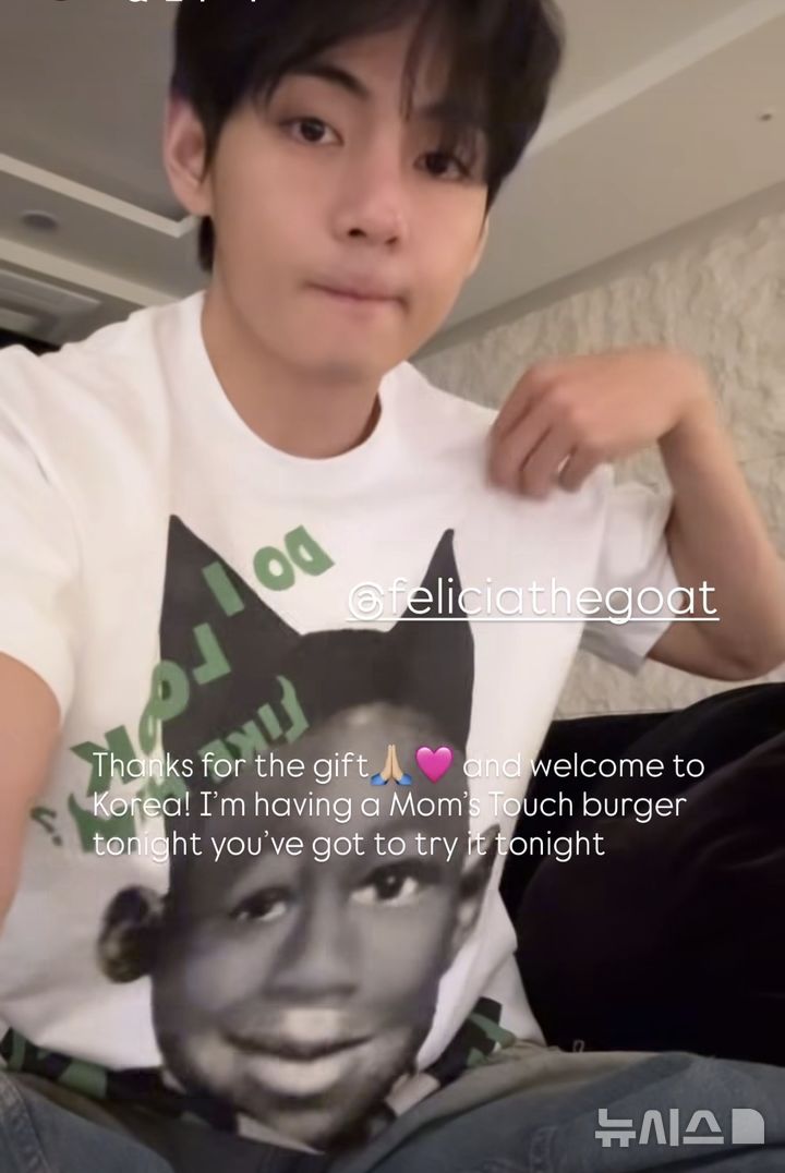 [서울=뉴시스] 방탄소년단(BTS) 뷔가 지난 14일 미국 래퍼이자 프로듀서 타일러 더 크리에이터(Tyler, The Creator)의 내한 공연 '크로마코피아 투어' 관람을 마치고 맘스터치 버거 사진을 자신의 소셜네트워크서비스(SNS)에 올렸다. photo@newsis.com