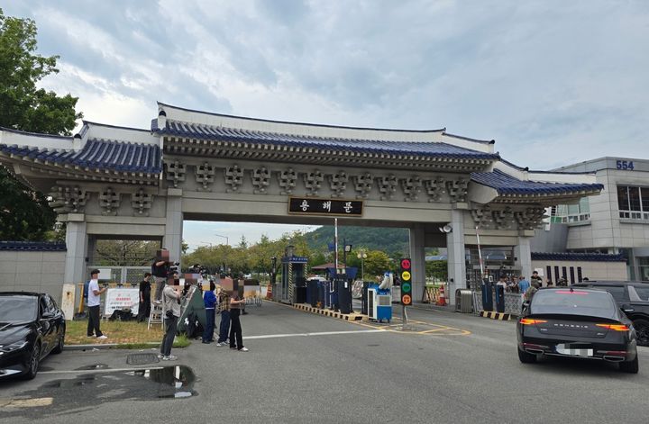 [서울=뉴시스]15일 오후 1시께 경남 창원시 진해구 진해기지사령부 제3정문. (사진=독자 제공) 2025.09.15. photo@enwsis.com *재판매 및 DB 금지