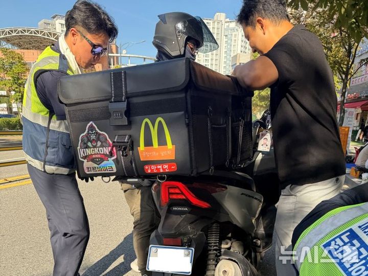 [오산=뉴시스] 이륜자동차 소음·불법개조 단속 현장 모습. (사진=오산시 제공) 2025.09.15. photo@newsis.com 
