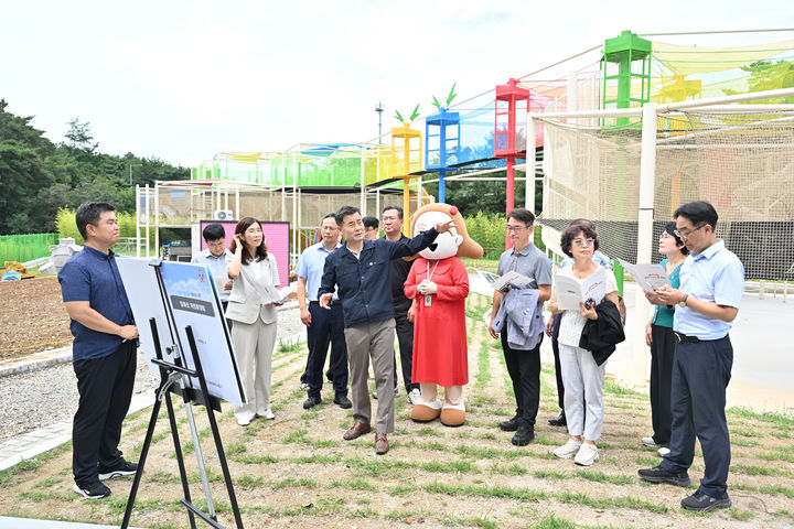 [울산=뉴시스] 구미현 기자 = 울산시 중구는 15일 오전 입화산 아이놀이뜰 공원(다운동 10번지 일원)에서 구청장 주재 현장 간부회의를 진행했다. (사진=울산시 중구 제공) 2025.09.15. photo@newsis.com *재판매 및 DB 금지