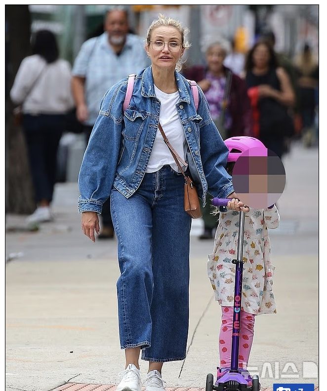 [서울=뉴시스]할리우드 스타 카메론 디아즈(53)가 지난 10일 딸 래딕스(5)와 함께 걷고 있는 모습이 포착됐다. (사진출처: 데일리메일 캡처) 2025.09.15.