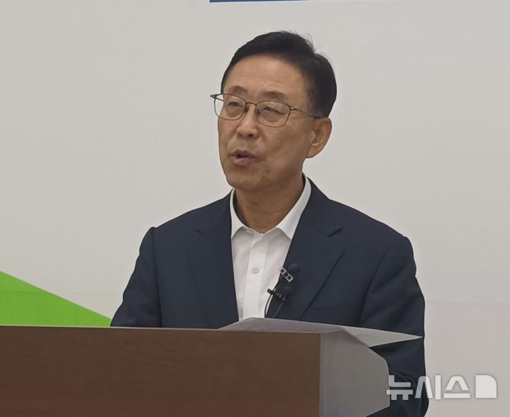 [괴산=뉴시스] 기자회견하는 이차영 전 군수 (사진= 독자 제공) 2025.09.15. photo@newsis.com *재판매 및 DB 금지