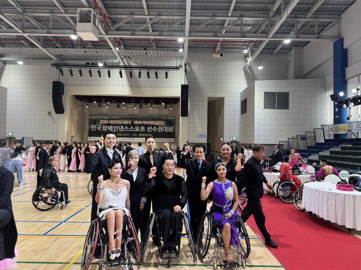 [울산=뉴시스] 울산 울주군은 소속 장애인댄스스포츠팀이 서울 서초종합체육관에서 열린 ‘2025 서울특별시장배 전국장애인댄스스포츠 선수권대회’에서 금메달 4개와 은메달 1개를 획득했다고 15일 밝혔다. (사진= 울주군 제공) 2025.09.15.photo@newsis.com *재판매 및 DB 금지