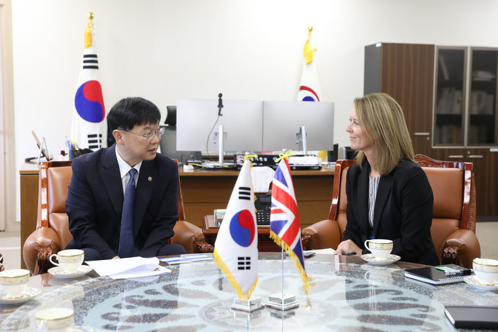 [세종=뉴시스] 사진은 15일 대전정부청사에서 열린 제5차 한-영국 통계협력 양자회의에서 안형준 통계청장(왼쪽)이 커스틴 뉴턴 영국 통계청 대표단장과 양국의 통계 현안에 대해 논의하고 있는 모습. (사진=통계청 제공) 2025.09.15. photo@newsis.com *재판매 및 DB 금지