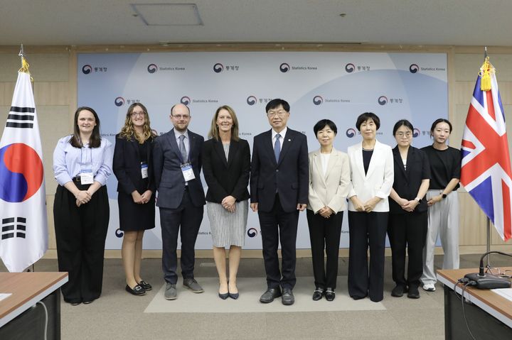 [세종=뉴시스] 사진은 15일 대전정부청사에서 열린 제5차 한-영국 통계협력 양자회의에서 안형준 통계청장(왼쪽)이 커스틴 뉴턴 영국 통계청 대표단장과 양국의 통계 현안에 대해 논의 후 단체사진을 찍고 있는 모습. (사진=통계청 제공) 2025.09.15. photo@newsis.com *재판매 및 DB 금지