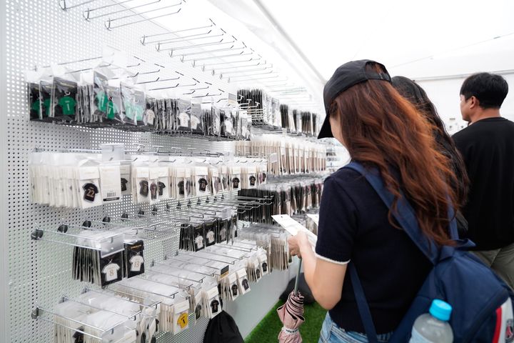 [서울=뉴시스] 지난 13일부터 양일간 넥슨 이벤트 대회 '2025 아이콘 매치: 창의 귀환, 반격의 시작(이하 '아이콘 매치')'가 열린 서울월드컵경기장 북측 광장에서 운영한 굿즈샵 (사진=넥슨 제공) *재판매 및 DB 금지