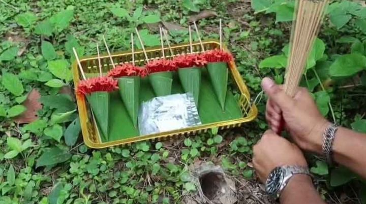 [뉴시스] 거미 굴 속에 넣을 꽃과 향, 양초, 0부터 9까지 적힌 종이 3세트를 준비하는 참가자의 모습. (사진 = 타이거 캡처) 2025.09.15. *재판매 및 DB 금지