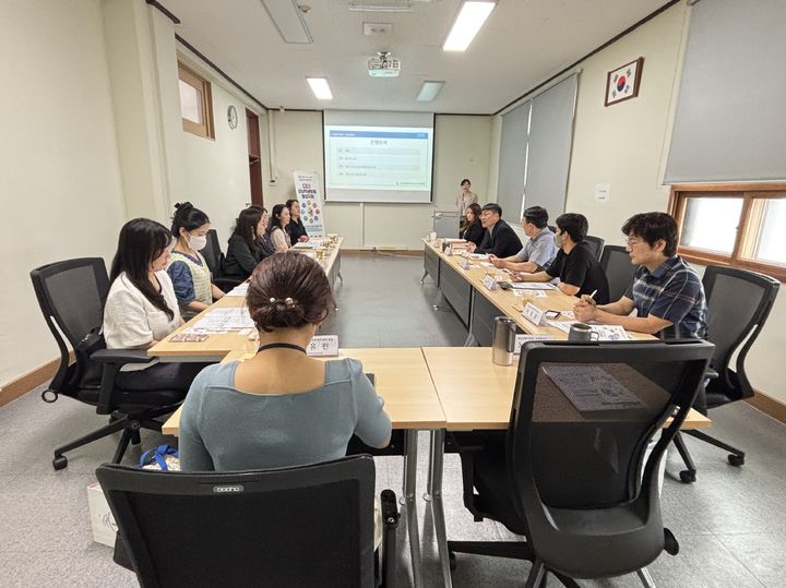 [울산=뉴시스] 구미현 기자 = 강남교육지원청은 지난 12일 소담실에서 ‘고난도 위기 학생 지원단 협의회’를 열고 교육지원청과 학교, 지역사회 전문가들이 함께 복합적 위기 상황에 놓인 학생들을 위한 지원 방안을 논의했다. (사진=강남교육지원청 제공) 2025.09.15. photo@newsis.com *재판매 및 DB 금지