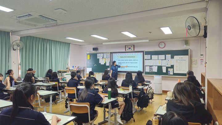[울산=뉴시스] 구미현 기자 =울산 강북교육지원청은 오는 12월 16일까지 강북 지역 초중고 41개 학교 242학급을 대상으로 '하반기 학교로 찾아가는 학급 단위 학교폭력 예방교육'을 운영한다고 15일 밝혔다. (사진=강북교육지원청 제공) 2025.09.15 photo@newsis.com *재판매 및 DB 금지