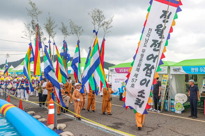 [광양=뉴시스] 제24회 광양전어축제 중 전어잡이 소리 시연회가 열리고 있다. (사진=광양시 제공) 2025.09.15. photo@newsis.com *재판매 및 DB 금지