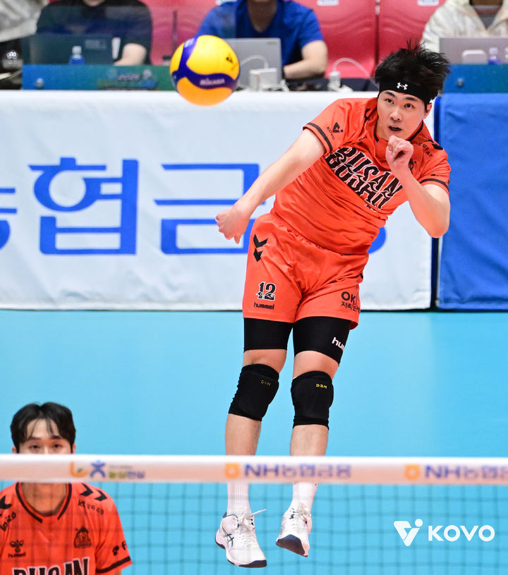 [서울=뉴시스] 프로배구 OK저축은행 전광인이 15일 전남 여수 진남체육관에서 열린 2025 여수·NH농협컵 프로배구대회 남자부 조별리그 A조 경기에서 KB손해보험을 상대로 서브를 시도하고 있다. (사진=KOVO 제공) 2025.09.15. *재판매 및 DB 금지