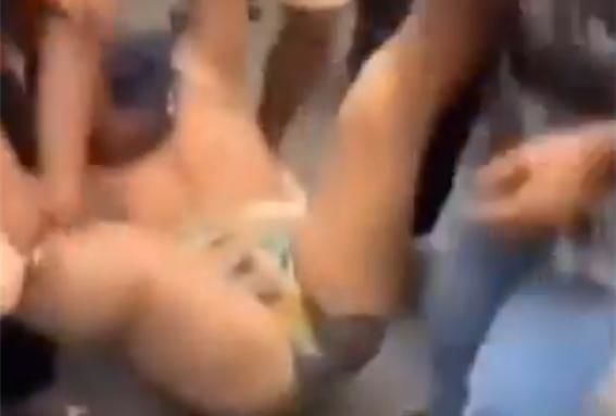 [뉴시스] 속옷 차림으로 시위대에 끌려가는 비슈누 프라사드 파우델 네팔 재무장관의 모습. (사진=SNS 갈무리) *재판매 및 DB 금지