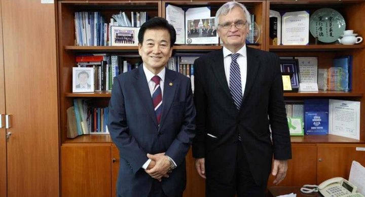 [서울=뉴시스]정동영 통일부 장관이 15일 피터 셈네비 스웨덴 한반도특사를 접견한 모습. (사진=통일부 제공) 2025.09.15. *재판매 및 DB 금지