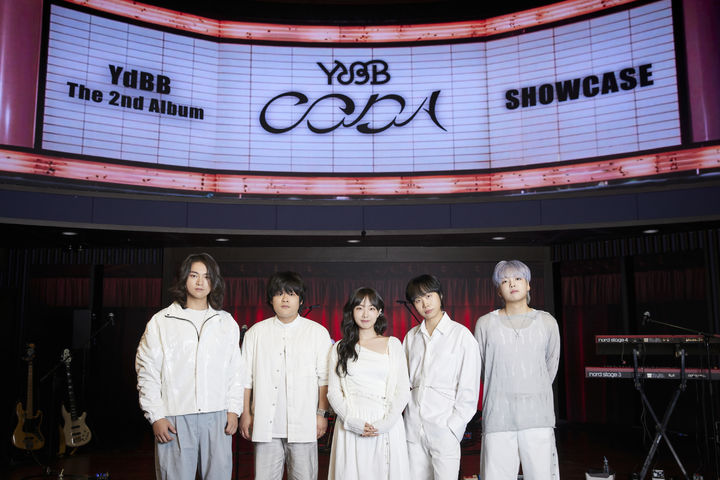 [서울=뉴시스] 혼성 밴드 유다빈밴드가 15일 서울 강서구 스카이아트홀에서 두 번째 정규 앨범 '코다'(CODA) 발매 기념 쇼케이스에서 포즈를 취하고 있다. (사진=엠피엠지뮤직 제공) 2025.09.15. photo@newsis.com *재판매 및 DB 금지
