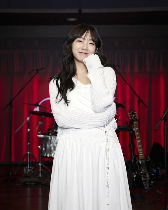 [서울=뉴시스] 혼성 밴드 유다빈밴드의 보컬 유다빈이 15일 서울 강서구 스카이아트홀에서 두 번째 정규 앨범 '코다'(CODA) 발매 기념 쇼케이스에서 포즈를 취하고 있다. (사진=엠피엠지뮤직 제공) 2025.09.15. photo@newsis.com *재판매 및 DB 금지