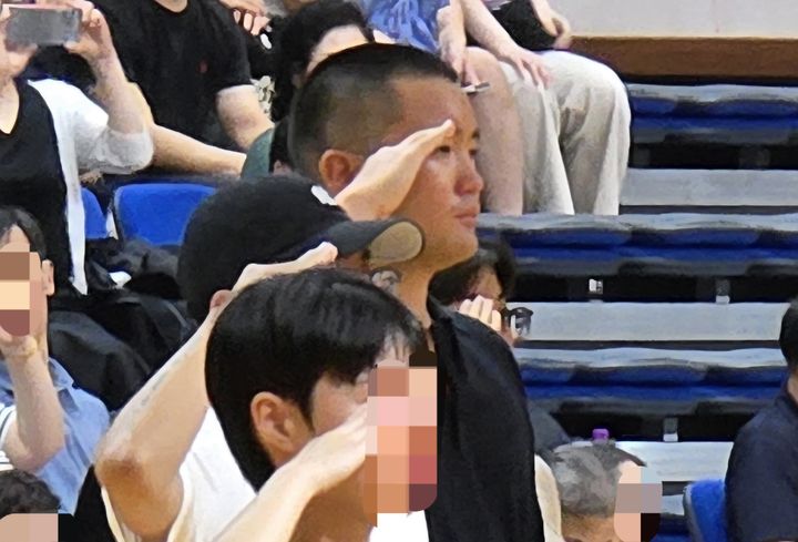 [서울=뉴시스]이재용 삼성전자 회장의 장남 지호씨가 15일 경남 창원시 진해구 해군사관학교에서 열린 해군 학사장교 사관후보생 입영식 행사장으로 들어가고 있다. (사진=삼성전자 제공) 2025.09.15. photo@newsis.com *재판매 및 DB 금지