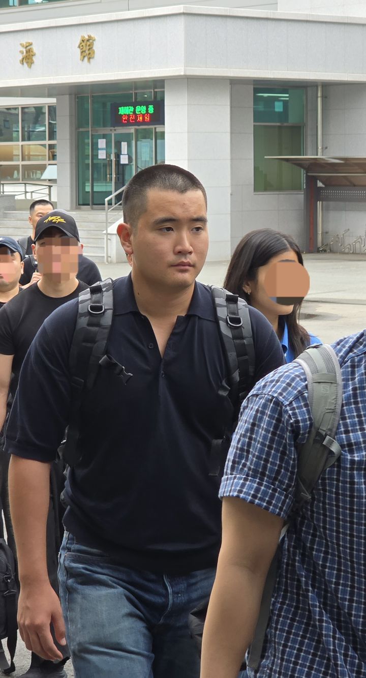 [서울=뉴시스]이재용 삼성전자 회장의 장남 지호씨가 15일 경남 창원시 진해구 해군사관학교에서 열린 해군 학사장교 사관후보생 입영식에 참석해 거수 경례를 하고 있다. (사진=삼성전자 제공) 2025.09.15. photo@newsis.com *재판매 및 DB 금지