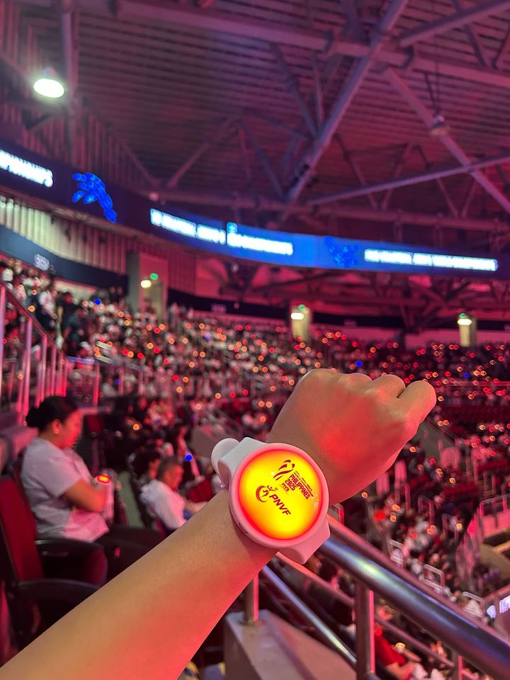 [서울=뉴시스] 하이브 세계남자배구선수권대회 개막식에 자체 응원봉 기술 탑재된 응원밴드. (사진 = 하이브 제공) 2025.09.15. photo@newsis.com *재판매 및 DB 금지