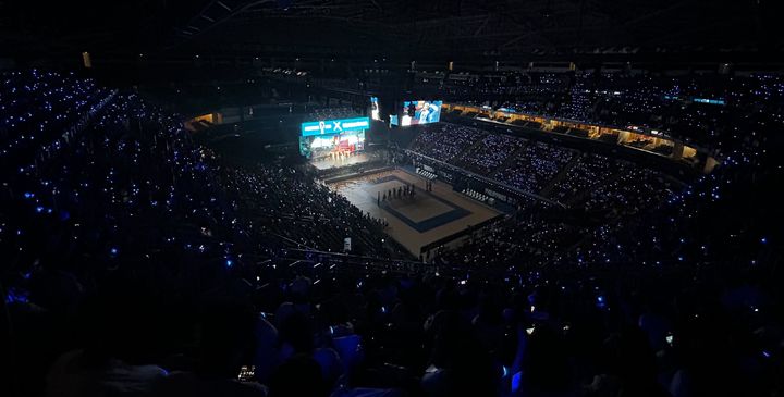 [서울=뉴시스] 하이브 세계남자배구선수권대회 개막식에 자체 응원봉 기술 탑재된 응원밴드. (사진 = 하이브 제공) 2025.09.15. photo@newsis.com *재판매 및 DB 금지