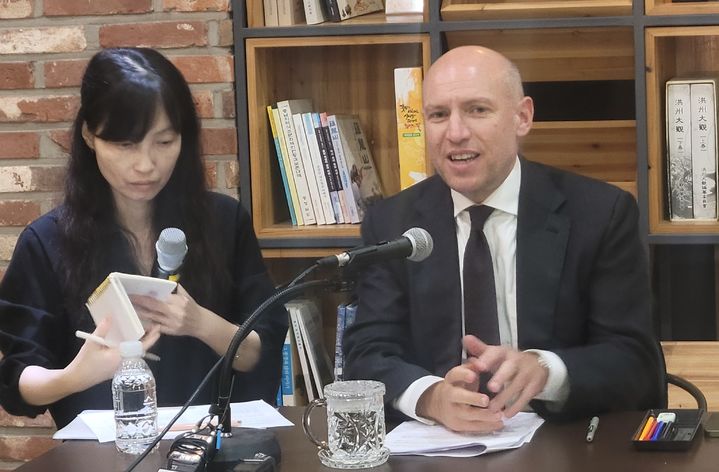 [홍성=뉴시스] 최영민 기자=독일 헤센주 연방국제관계탈관료부 펜츠 장관이 15일 충남도청을 방문해 기자간담회를 갖고 있다. 2025.09.15 ymchoi@newsis.com *재판매 및 DB 금지