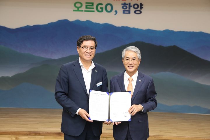 [창원=뉴시스]왼쪽부터 진병영 함양군수, 박종훈 경남교육감.(사진=경남교육청 제공) 2025.09.15.photo@newsis.com *재판매 및 DB 금지