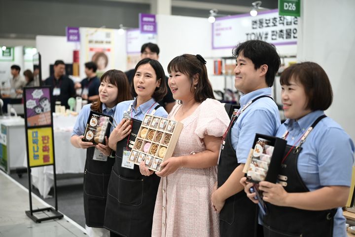 10일 서울 서초구 양재동 aT센터 3층에서 열린 '2025 중증 장애인 생산품 박람회' 부스에서 기념 촬영하는 개그우먼 김민경(가운데) *재판매 및 DB 금지