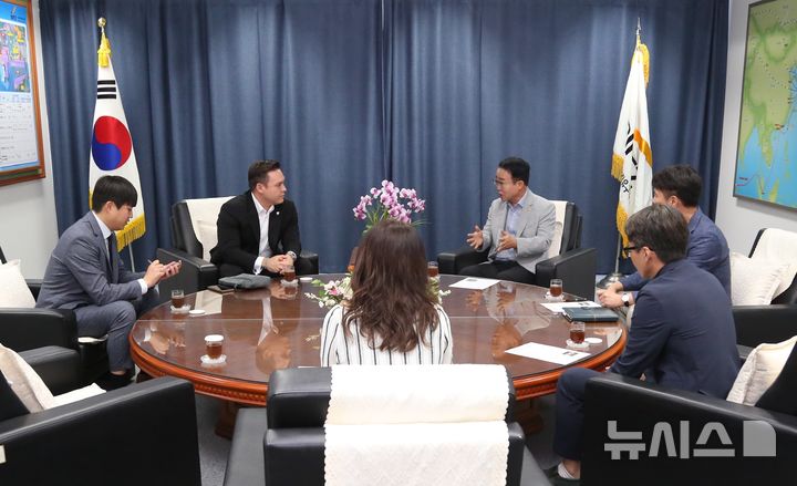 [창원=뉴시스]부산진해경제자유구역청 박성호(오른쪽) 청장이 지난 12일 청사를 방문한 로날드 해든 영국 로얄러셀스쿨 부산캠퍼스 설립추진단장과 현재 진행 상황과 향후 계획 등에 대해 협의하고 있다.(사진=부산진해경제자유구역청 제공) 2025.09.15. photo@newsis.com