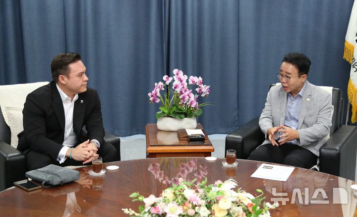 [창원=뉴시스]부산진해경제자유구역청 박성호(오른쪽) 청장이 지난 12일 청사를 방문한 로날드 해든 영국 로얄러셀스쿨 부산캠퍼스 설립추진단장과 명지국제신도시 내 캠퍼스 설립 진행 상황과 향후 계획 등에 대해 협의하고 있다.(사진=부산진해경제자유구역청 제공) 2025.09.15. photo@newsis.com