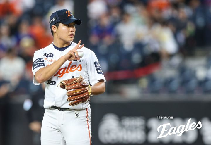 [서울=뉴시스] 프로야구 한화 이글스 정우주가 15일 대전 한화생명볼파크에서 열린 2025 신한 쏠뱅크 KBO리그 키움 히어로즈와의 경기에 선발 등판해 공을 던지고 있다. (사진=한화 이글스 제공) 2025.09.15. *재판매 및 DB 금지