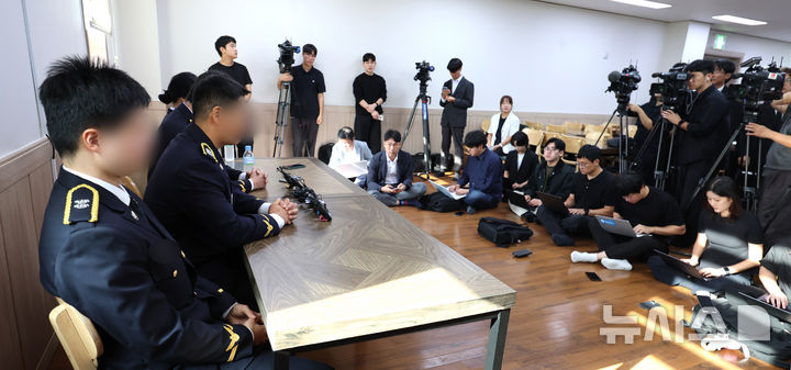 [인천=뉴시스] 전진환 기자 = 갯벌에 고립된 노인을 혼자 구하려다 숨진 고(故) 이재석 경사 팀원들인 인천해양경찰서 영흥파출소 직원들이 15일 오전 이 경사 발인을 앞두고 인천 동구의 한 장례식장에서 기자회견을 하고 있다. 2025.09.15. amin2@newsis.com