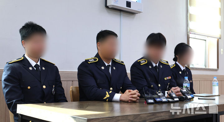 [인천=뉴시스] 전진환 기자 = 갯벌에 고립된 노인을 혼자 구하려다 숨진 고(故) 이재석 경사 팀원들인 인천해양경찰서 영흥파출소 직원들이 15일 오전 이 경사 발인을 앞두고 인천 동구의 한 장례식장에서 기자회견을 하고 있다. 2025.09.15. amin2@newsis.com