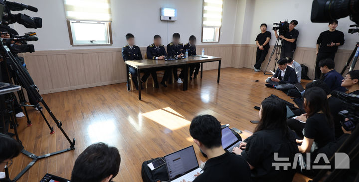 [인천=뉴시스] 전진환 기자 = 갯벌에 고립된 노인을 혼자 구하려다 숨진 고(故) 이재석 경사 팀원들인 인천해양경찰서 영흥파출소 직원들이 15일 오전 이 경사 발인을 앞두고 인천 동구의 한 장례식장에서 기자회견을 하고 있다. 2025.09.15. amin2@newsis.com