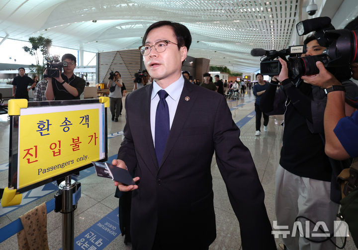 [인천공항=뉴시스] 김진아 기자 = 여한구 산업통상자원부 통상본부장이 한미 관세협상 관련 후속 협의를 위해 15일 오전 인천국제공항 제2터미널에서 워싱턴 DC로 출국하고 있다. 2025.09.15. bluesoda@newsis.com
