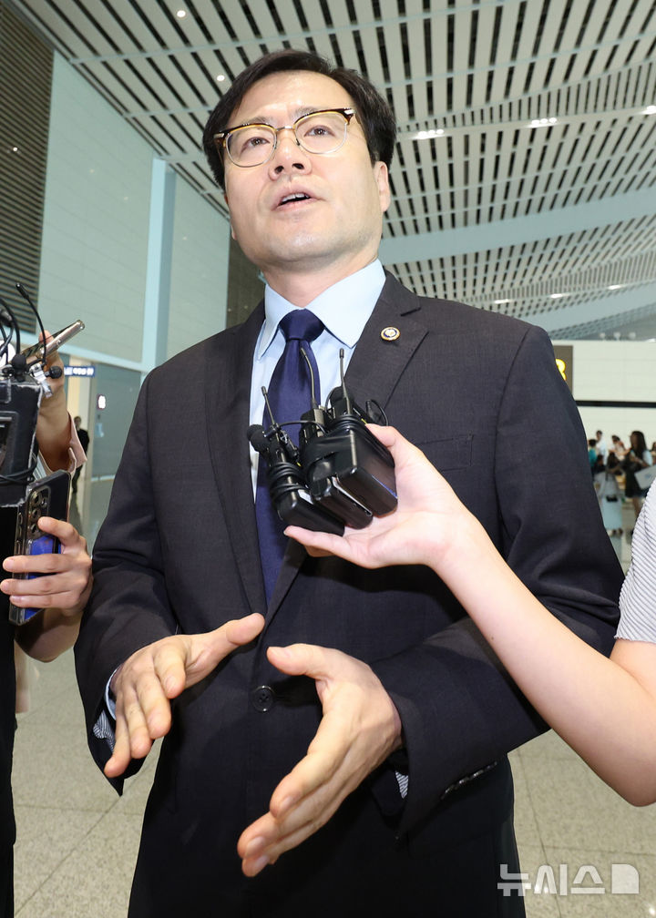 [인천공항=뉴시스] 김진아 기자 = 여한구 산업통상자원부 통상본부장이 한미 관세협상 관련 후속 협의를 위해 15일 오전 인천국제공항 제2터미널에서 워싱턴 DC로 출국하던 중 취재진의 질문에 답하고 있다. 2025.09.15. bluesoda@newsis.com