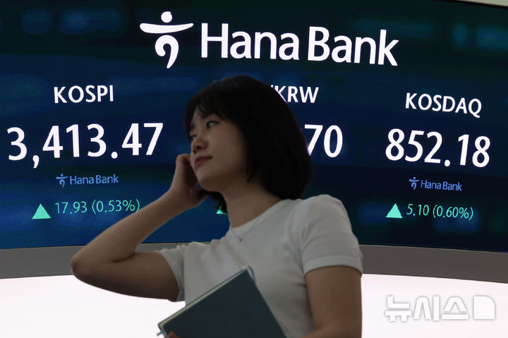 [서울=뉴시스] 권창회 기자 = 15일 오전 서울 중구 하나은행 딜링룸에서 딜러들이 업무를 보고 있다. 코스피가 전 거래일 대비 12.24포인트(0.36%) 오른 3407.78에 출발했다. 원달러 환율은 4.8원 오른 1393.0원으로, 코스닥지수는 2.56포인트(0.30%) 상승한 849.64에 거래를 시작했다. 2025.09.15. kch0523@newsis.com