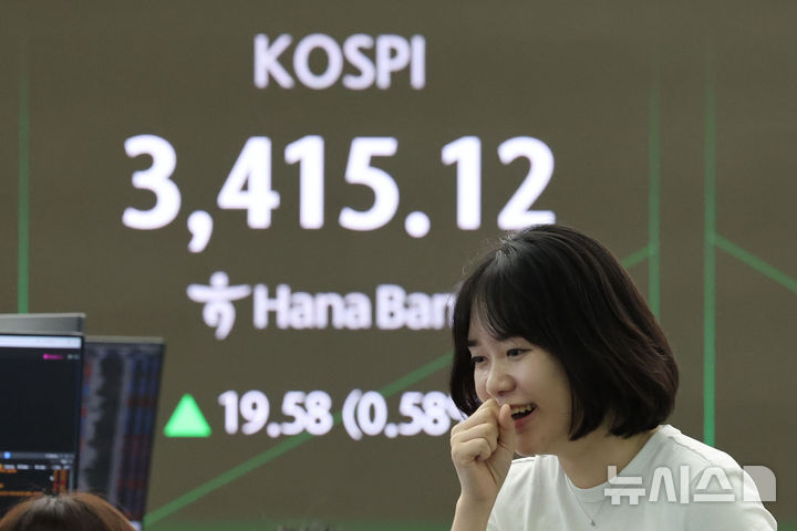 [서울=뉴시스] 권창회 기자 = 15일 오전 서울 중구 하나은행 딜링룸에서 딜러들이 업무를 보고 있다. 코스피가 전 거래일 대비 12.24포인트(0.36%) 오른 3407.78에 출발했다. 원달러 환율은 4.8원 오른 1393.0원으로, 코스닥지수는 2.56포인트(0.30%) 상승한 849.64에 거래를 시작했다. 2025.09.15. kch0523@newsis.com