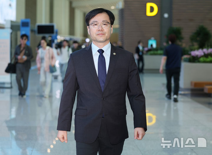 [인천공항=뉴시스] 김진아 기자 = 여한구 산업통상자원부 통상본부장이 한미 관세협상 관련 후속 협의를 위해 15일 오전 인천국제공항 제2터미널에서 워싱턴 DC로 출국하고 있다. 2025.09.15. bluesoda@newsis.com