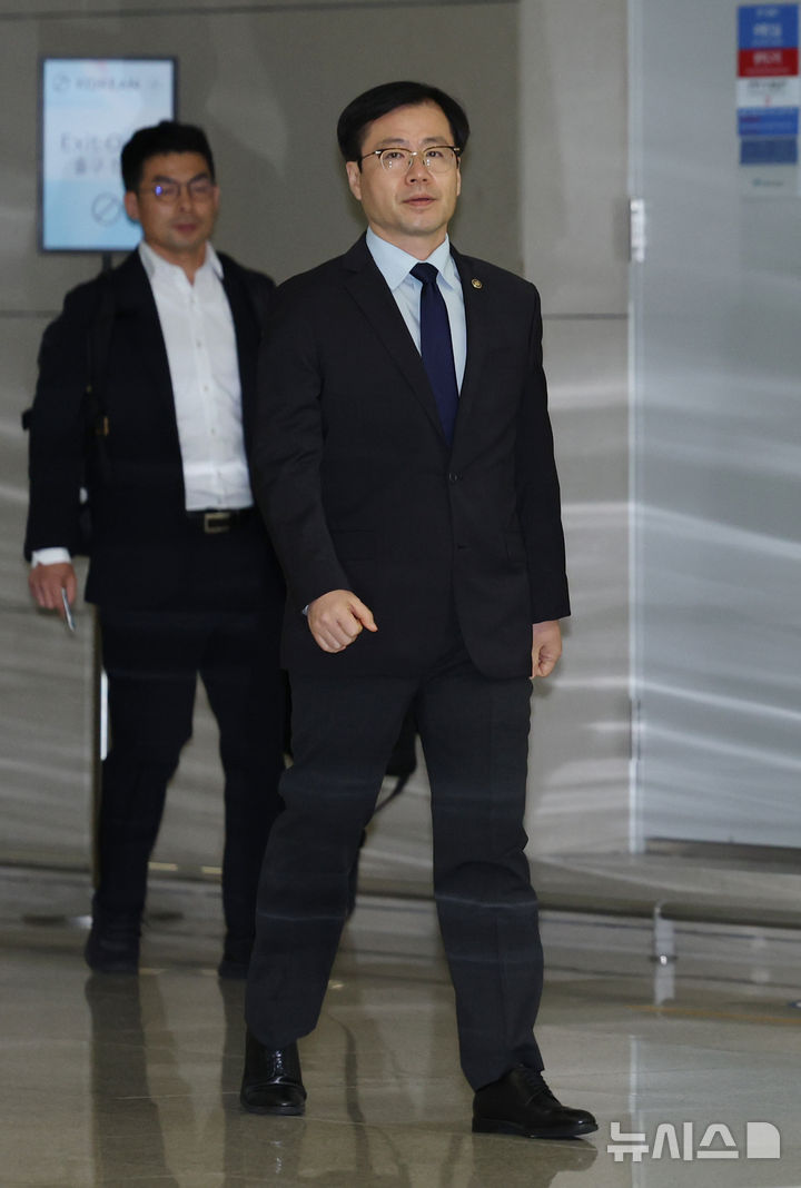 [인천공항=뉴시스] 김진아 기자 = 여한구 산업통상자원부 통상본부장이 한미 관세협상 관련 후속 협의를 위해 15일 오전 인천국제공항 제2터미널에서 워싱턴 DC로 출국하고 있다. 2025.09.15. bluesoda@newsis.com