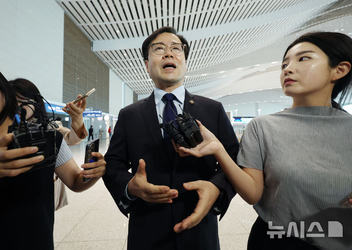[인천공항=뉴시스] 김진아 기자 = 여한구 산업통상자원부 통상본부장이 한미 관세협상 관련 후속 협의를 위해 15일 오전 인천국제공항 제2터미널에서 워싱턴 DC로 출국하던 중 취재진의 질문에 답하고 있다. 2025.09.15. bluesoda@newsis.com