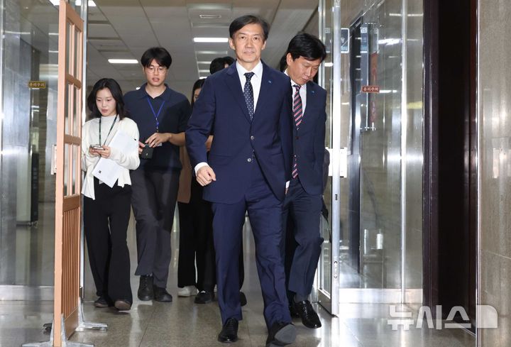 [서울=뉴시스] 조성봉 기자 = 조국 조국혁신당 비상대책위원장이 15일 오전 서울 여의도 국회에서 열린 비상대책위원회의에 참석하고 있다. 2025.09.15. suncho21@newsis.com