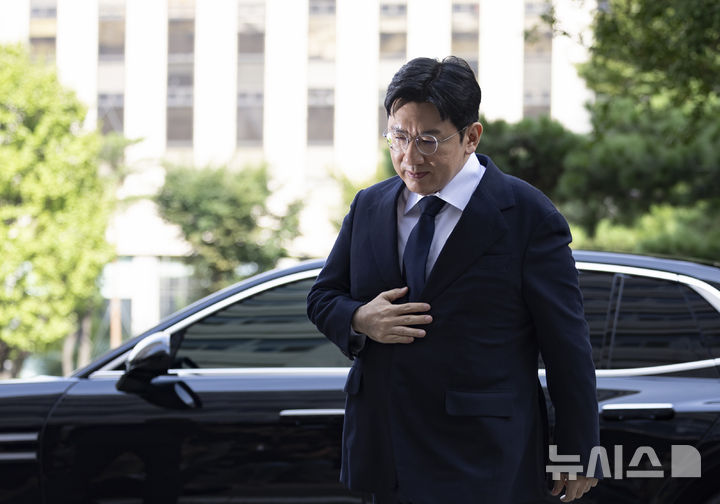 [서울=뉴시스] 김근수 기자 = 방시혁 하이브 의장이 15일 오전 서울 마포구 서울경찰청 광역수사단 금융범죄수사대에서 조사를 받기 위해 출석하고 있다. 방 의장은 하이브 상장 전인 2019년 기존 하이브 투자자들에게 기업공개(IPO) 계획이 없다고 한 뒤 자신과 관계있는 사모펀드가 설립한 특수목적법인(SPC)에 지분을 팔도록 한 혐의를 받는다. 2025.09.15. ks@newsis.com