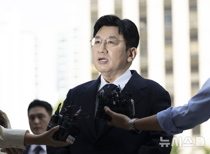 [서울=뉴시스] 김근수 기자 = 방시혁 하이브 의장이 15일 오전 서울 마포구 서울경찰청 광역수사단 금융범죄수사대에서 조사를 받기 위해 출석하기 전 취재진 질문에 답하고 있다. 방 의장은 하이브 상장 전인 2019년 기존 하이브 투자자들에게 기업공개(IPO) 계획이 없다고 한 뒤 자신과 관계있는 사모펀드가 설립한 특수목적법인(SPC)에 지분을 팔도록 한 혐의를 받는다. 2025.09.15. ks@newsis.com