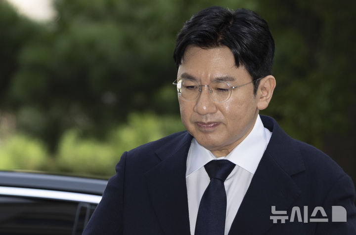 [서울=뉴시스] 김근수 기자 = 방시혁 하이브 의장이 15일 오전 서울 마포구 서울경찰청 광역수사단 금융범죄수사대에서 조사를 받기 위해 출석하고 있다.&nbsp; 방 의장은 하이브 상장 전인 2019년 기존 하이브 투자자들에게 기업공개(IPO) 계획이 없다고 한 뒤 자신과 관계있는 사모펀드가 설립한 특수목적법인(SPC)에 지분을 팔도록 한 혐의를 받는다. 2025.09.15. ks@newsis.com