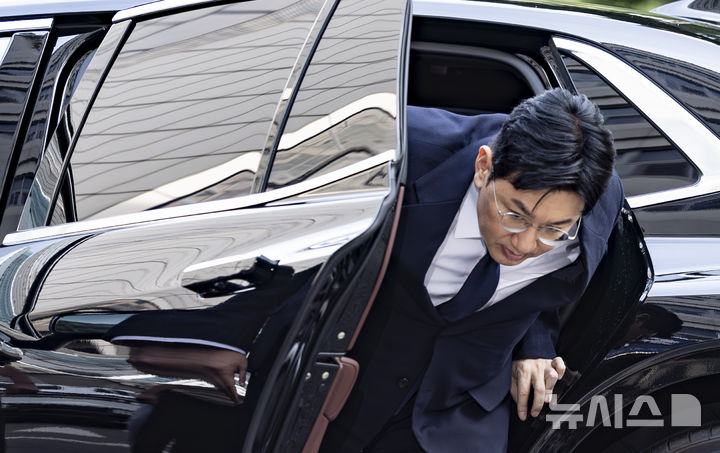 [서울=뉴시스] 김근수 기자 =검찰이 하이브 상장 과정에서 사기적 부정거래 혐의를 받는 방시혁 하이브 의장에 대한 경찰의 구속영장 신청을 반려하고 보완수사를 요구했다. 사진은 방시혁 하이브 의장이 지난해 9월 15일 오전 서울 마포구 서울경찰청 광역수사단 금융범죄수사대에서 조사를 받기 위해 출석하고 있는 모습. 2025.09.15. ks@newsis.com