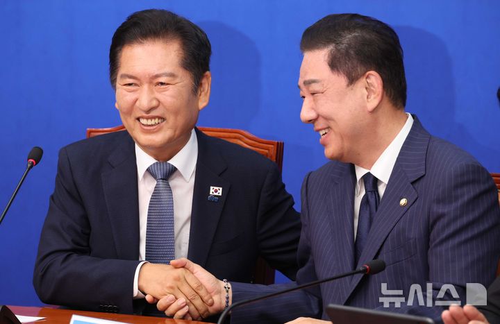 [서울=뉴시스] 조성봉 기자 = 정청래 더불어민주당 대표와 김병기 원내대표가 15일 오전 서울 여의도 국회에서 열린 최고위원회의에서 웃으며 악수를 하고 있다. 2025.09.15. suncho21@newsis.com