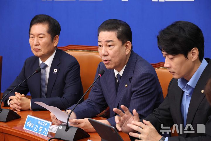 [서울=뉴시스] 조성봉 기자 = 김병기 더불어민주당 원내대표가 지난 15일 오전 서울 여의도 국회에서 열린 최고위원회의에서 발언을 하고 있다. 2025.09.15. suncho21@newsis.com