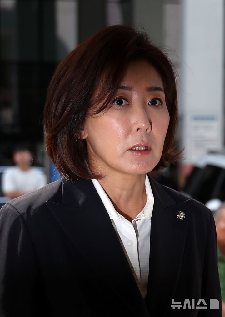 [서울=뉴시스] 김선웅 기자 = 나경원 국민의힘 의원(사건 당시 자유한국당 의원)이 15일 서울 양천구 서울남부지법에서 열린 '국회 패스트트랙 충돌 사건' 특수공무집행방해 등 1심 결심공판에 출석하고 있다. 2025.09.15. mangusta@newsis.com